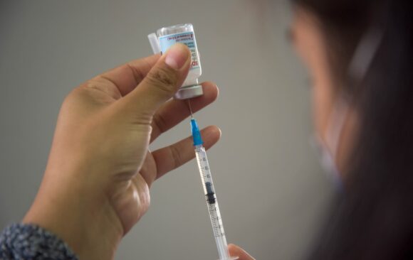 Vacuna contra el virus sincicial respiratorio (VSR) en adultos Vacuna contra el virus sincicial respiratorio (VSR) en adultos