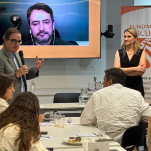Encuentros con los expertos en la Fundación Vacunar: “Experiencias y avances de la vacunación contra el dengue” Encuentros con los expertos en la Fundación Vacunar: “Experiencias y avances de la vacunación contra el dengue”